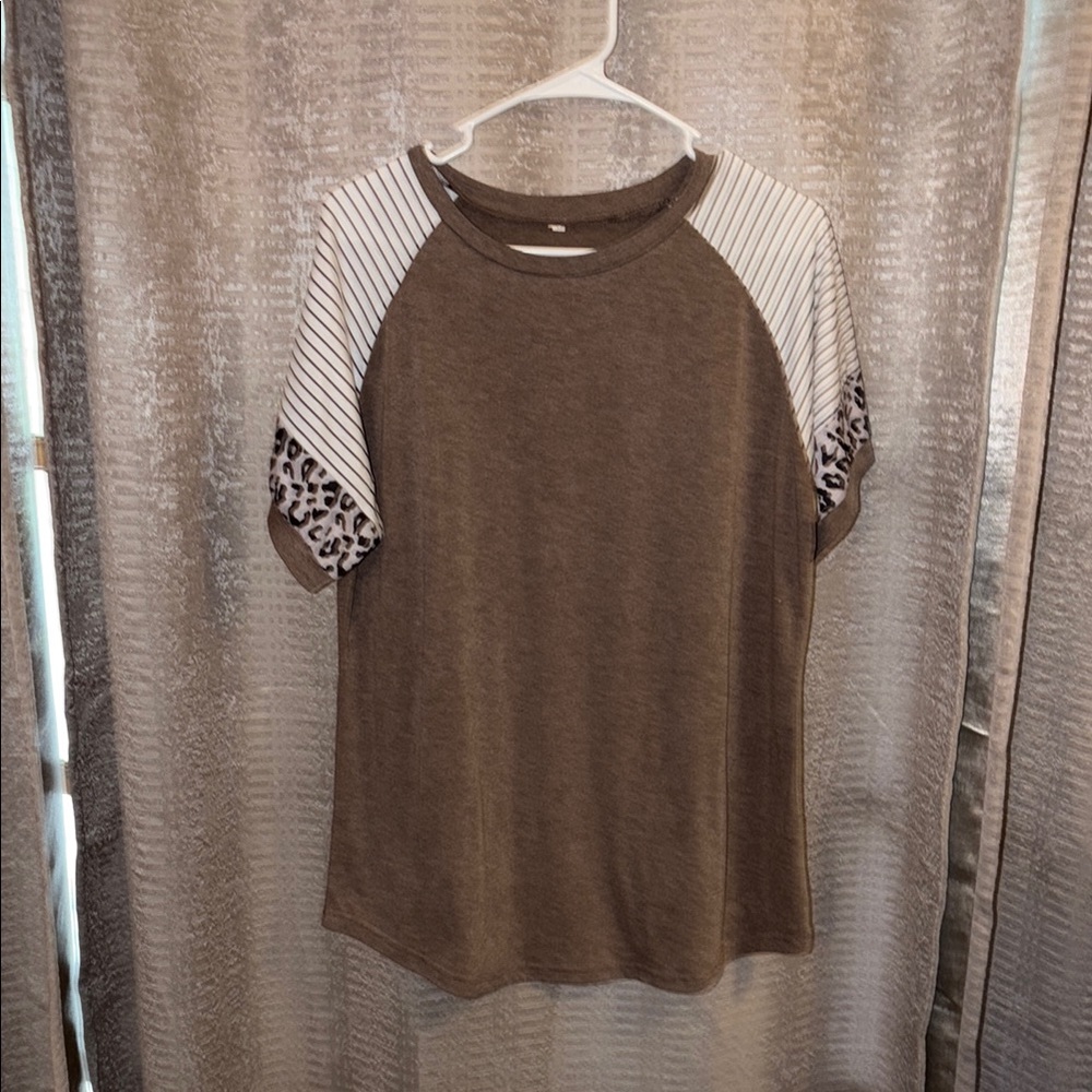 Women’s Short Sleeve Raglan Top in Olive Brown with Patterned Sleeves